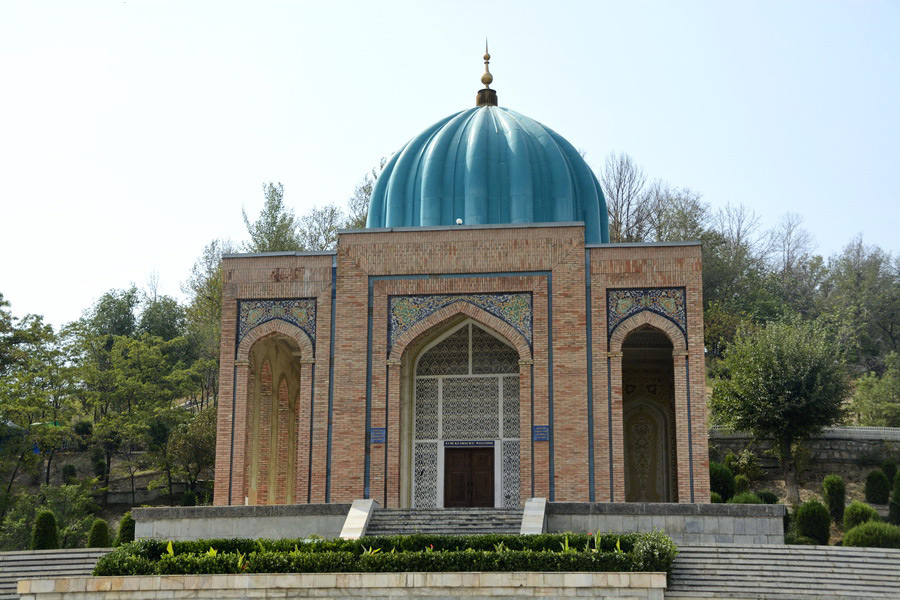 Patio y minarete del Medrese Jami en Andiján, joya arquitectónica del valle de Ferganá