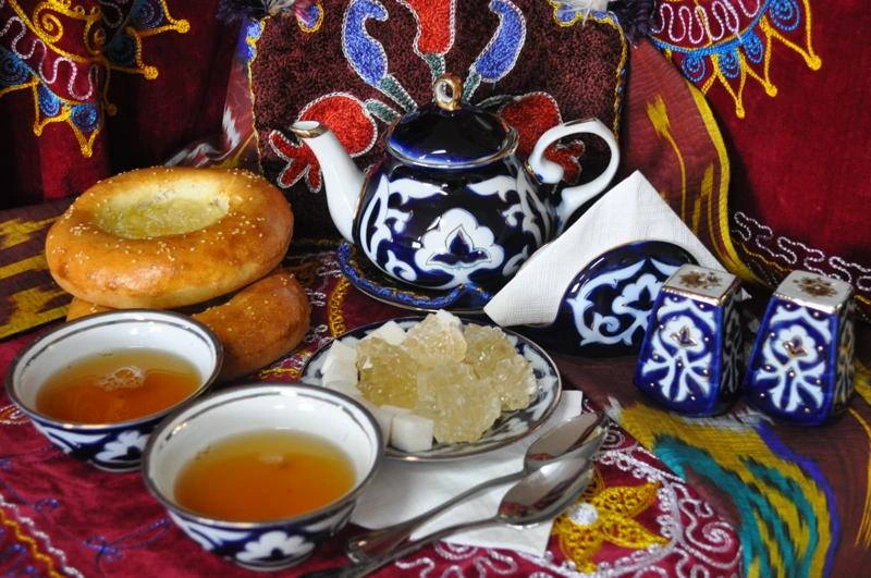 Hospitalidad uzbeka y ceremonia del té verde servido en piyala