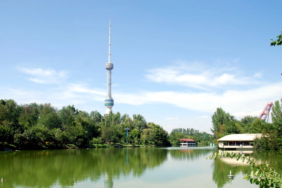 Panorámica de Tashkent moderno con la torre de telecomunicaciones