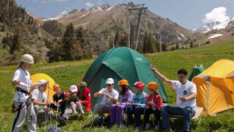 Grupo de viajeros jóvenes disfrutando del atardecer en Uzbekistán