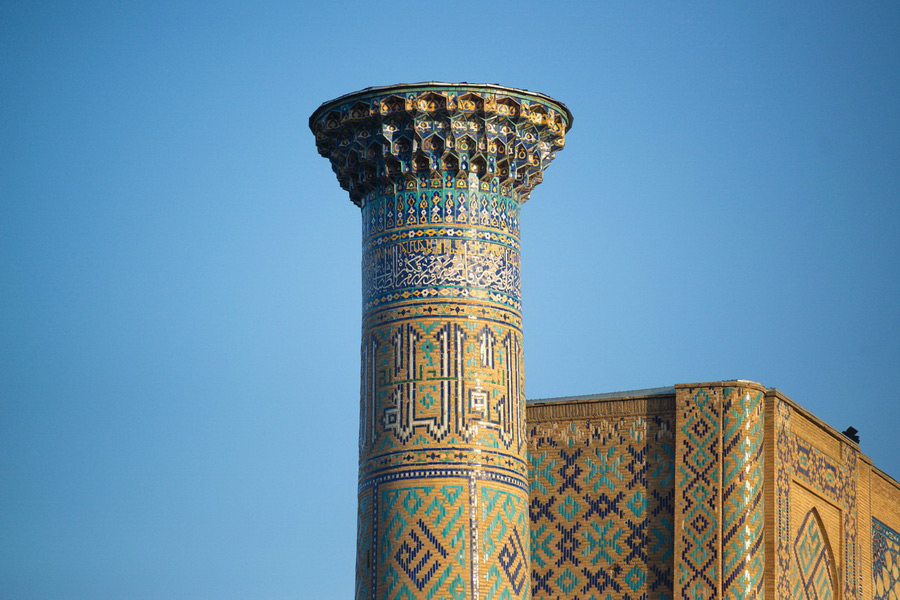 Detalles de mosaicos en el Registán de Samarcanda: consejos de visita y etiqueta cultural