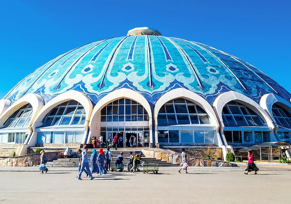 Bazar Chorsu y cúpulas azules en Tashkent