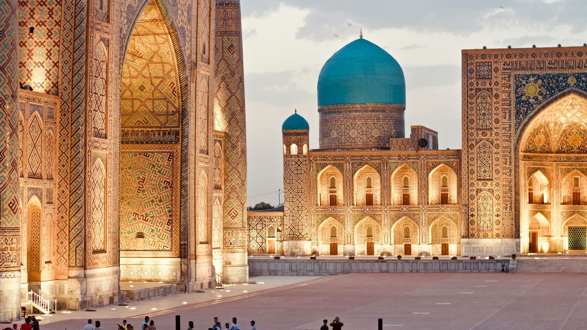 Tourists in Uzbekistan with simplified visa, eSIM and tax refund